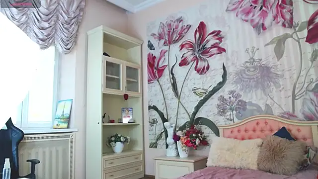 AliciaBow online show from April 11, 2:10 pm