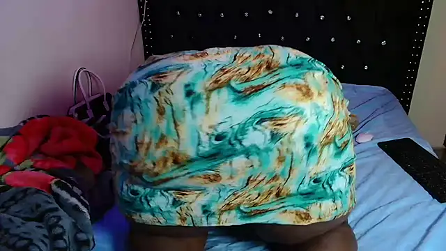 Snapshot of Toomuchbooty33 chatting on December 16, 6:51 am Toomuchbooty33 online show from December 16, 6:51 am