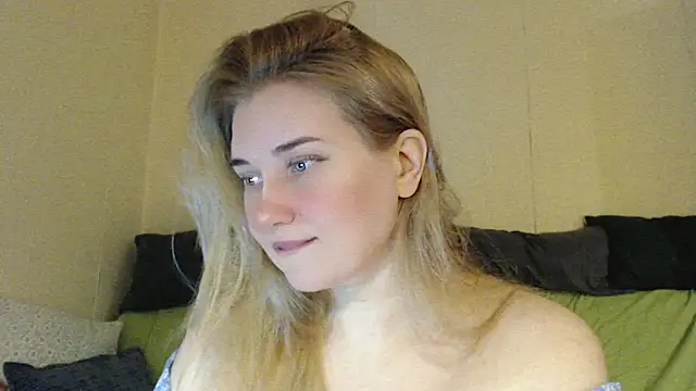 Snapshot of mmmPinUpGirl chatting on December 21, 10:17 pm mmmPinUpGirl online show from December 21, 10:17 pm
