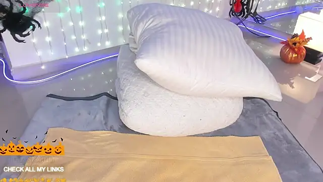 Snapshot of ohyesly_ chatting on October 7, 11:02 pm ohyesly online show from October 7, 11:02 pm