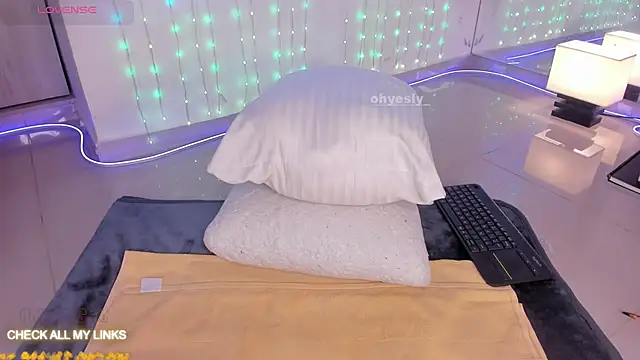 Snapshot of ohyesly_ chatting on November 6, 11:00 am ohyesly online show from November 6, 11:00 am