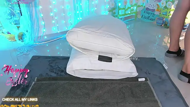 ohyesly  online show from April 3, 10:13 am