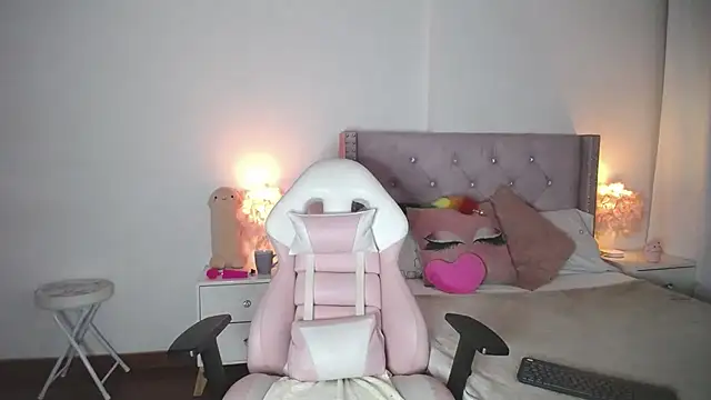 Snapshot of destinysweet21 chatting on December 19, 9:40 am destinysweet21 online show from December 19, 9:40 am