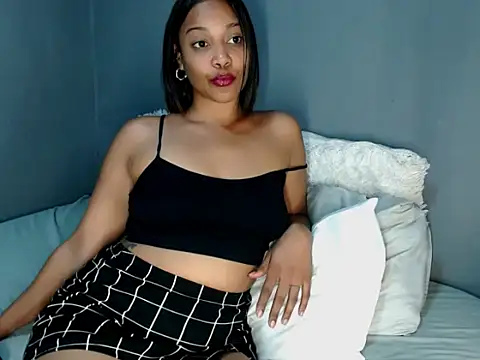 Snapshot of _MoniqueLovay_ chatting on October 12, 4:22 am MoniqueLovay online show from October 12, 4:22 am