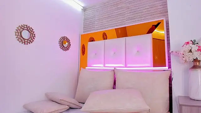 ShaniaBrownn online show from December 11, 2:30 am