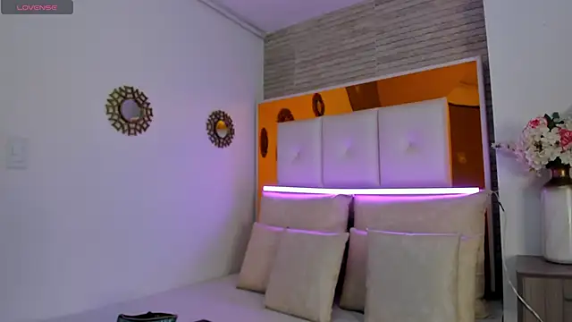 ShaniaBrownn online show from December 21, 7:49 pm