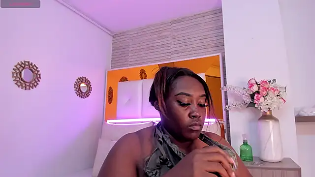 ShaniaBrownn online show from March 20, 8:08 pm