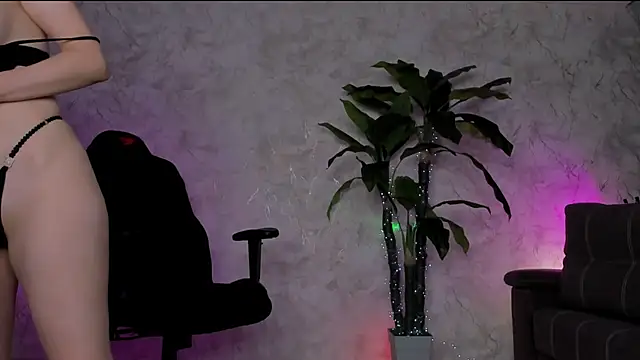 Snapshot of Emma7 chatting on June 21, 2:14 am Emma7 online show from June 21, 2:14 am