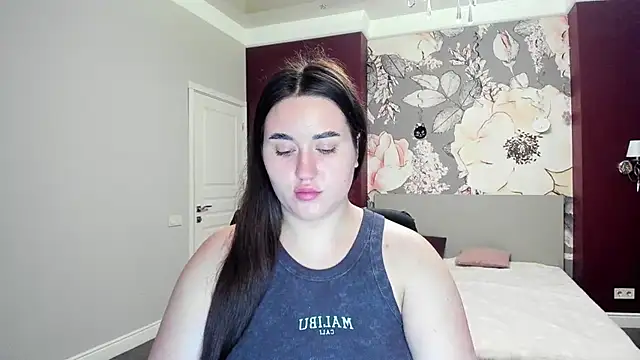 Roxie Bradley online show from November 3, 6:47 am