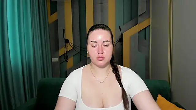 Roxie Bradley online show from June 3, 5:43 am