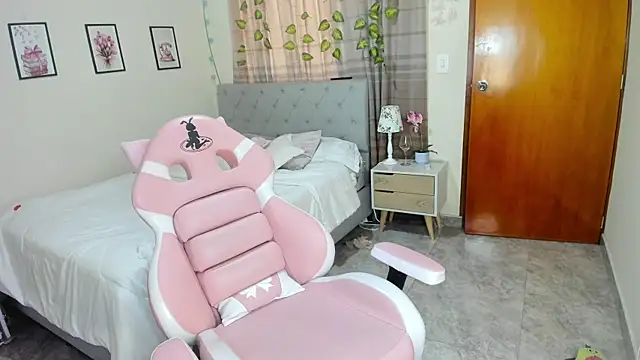 Snapshot of charlott7 chatting on October 6, 11:29 am charlott7 online show from October 6, 11:29 am