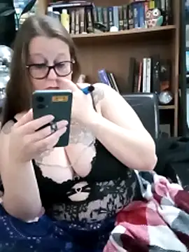 Snapshot of edgexchaos chatting on November 30, 1:20 am edgexchaos online show from November 30, 1:20 am