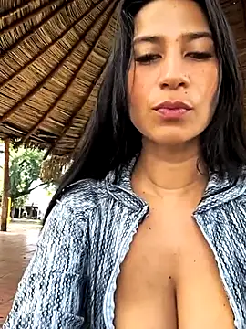 Snapshot of lady-rosse chatting on February 27, 7:37 pm lady-rosse online show from February 27, 7:37 pm