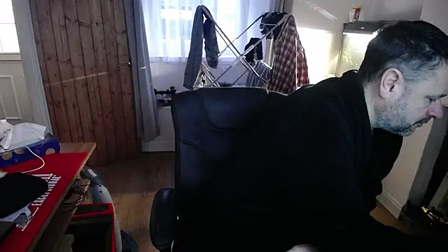 Snapshot of rob2810 chatting on February 3, 8:30 am rob2810 online show from February 3, 8:30 am