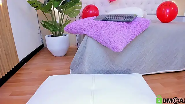 Snapshot of Mackenzie_17 chatting on February 20, 8:27 am Mackenzie 17 online show from February 20, 8:27 am