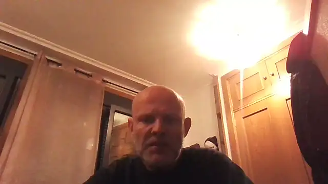 Snapshot of davigochi77bcn chatting on December 18, 7:52 pm davigochi77bcn online show from December 18, 7:52 pm