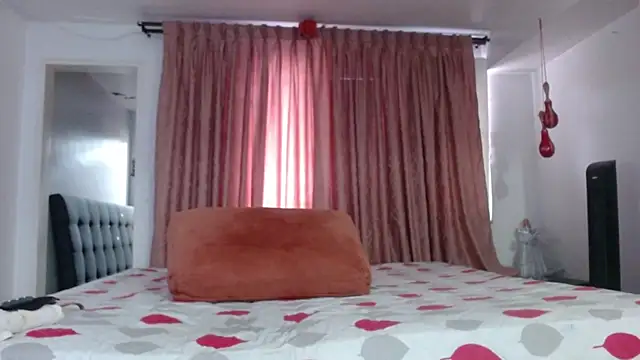 linapalacios online show from June 2, 10:34 pm