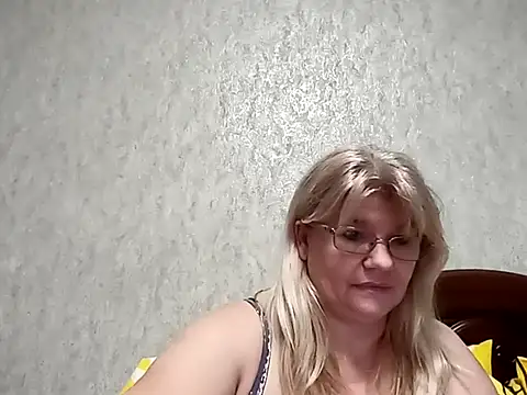 Snapshot of Diana_49 chatting on February 2, 5:37 pm Diana 49 online show from February 2, 5:37 pm