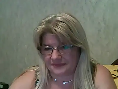Snapshot of Diana_49 chatting on February 12, 6:40 pm Diana 49 online show from February 12, 6:40 pm