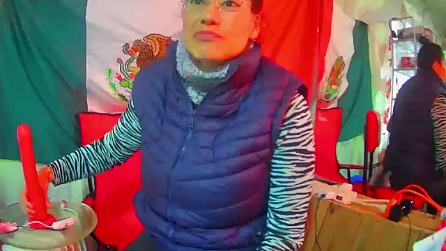 Snapshot of LaInsaciableIntensa chatting on February 11, 7:38 pm LaInsaciableIntensa online show from February 11, 7:38 pm