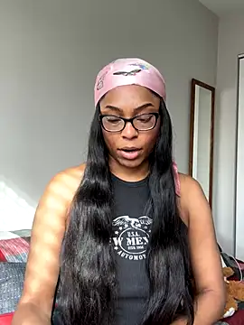 Snapshot of CandyLuxxxx chatting on December 7, 6:04 pm CandyLuxxxx online show from December 7, 6:04 pm