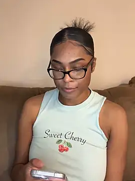 Snapshot of CandyLuxxxx chatting on December 10, 8:05 pm CandyLuxxxx online show from December 10, 8:05 pm