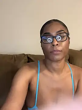 Snapshot of CandyLuxxxx chatting on December 14, 8:29 pm CandyLuxxxx online show from December 14, 8:29 pm