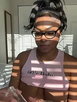 Snapshot of CandyLuxxxx chatting on January 17, 9:17 pm CandyLuxxxx online show from January 17, 9:17 pm