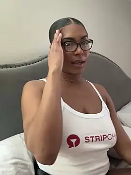 Snapshot of CandyLuxxxx chatting on February 5, 7:53 pm CandyLuxxxx online show from February 5, 7:53 pm