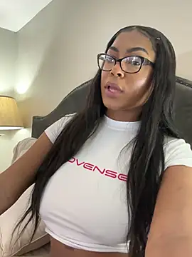 Snapshot of CandyLuxxxx chatting on February 21, 9:13 am CandyLuxxxx online show from February 21, 9:13 am