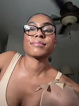 Snapshot of CandyLuxxxx chatting on March 1, 12:07 am CandyLuxxxx online show from March 1, 12:07 am