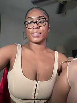 Snapshot of CandyLuxxxx chatting on March 1, 9:37 pm CandyLuxxxx online show from March 1, 9:37 pm