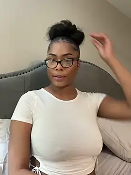 Snapshot of CandyLuxxxx chatting on March 5, 10:32 pm CandyLuxxxx online show from March 5, 10:32 pm