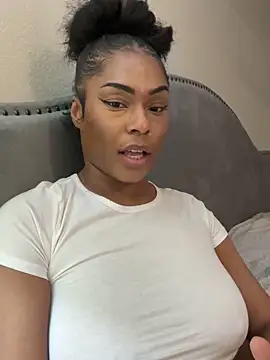 Snapshot of CandyLuxxxx chatting on March 6, 1:37 am CandyLuxxxx online show from March 6, 1:37 am
