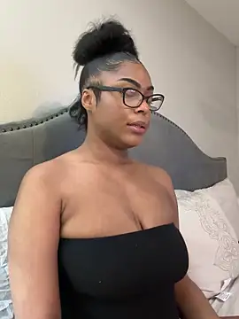 Snapshot of CandyLuxxxx chatting on March 6, 10:36 pm CandyLuxxxx online show from March 6, 10:36 pm