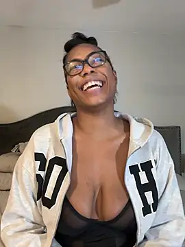 Snapshot of CandyLuxxxx chatting on March 9, 3:01 am CandyLuxxxx online show from March 9, 3:01 am
