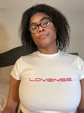 Snapshot of CandyLuxxxx chatting on March 13, 1:21 am CandyLuxxxx online show from March 13, 1:21 am