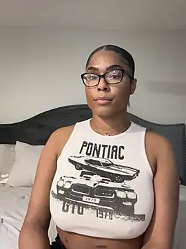 Snapshot of CandyLuxxxx chatting on March 19, 6:57 am CandyLuxxxx online show from March 19, 6:57 am