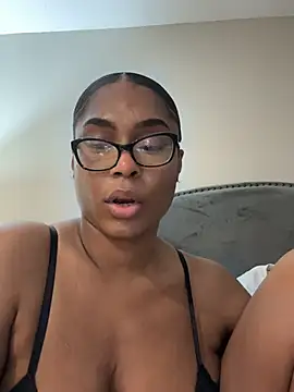 Snapshot of CandyLuxxxx chatting on March 22, 12:25 pm CandyLuxxxx online show from March 22, 12:25 pm