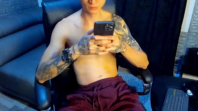 Snapshot of Dmtry6 chatting on March 14, 1:37 am Dmtry6 online show from March 14, 1:37 am