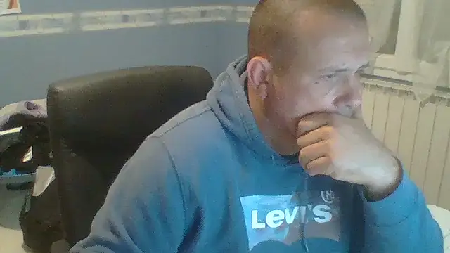 Snapshot of manubm03 chatting on October 13, 11:32 am manubm03 online show from October 13, 11:32 am