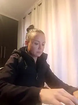 Snapshot of MrsBunnyBum chatting on April 21, 6:41 am MrsBunnyBum online show from April 21, 6:41 am