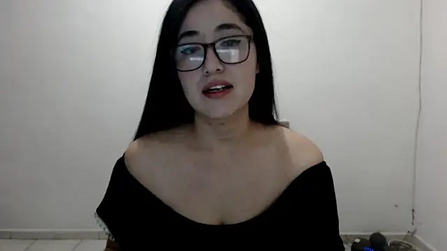 Snapshot of YummymeowW chatting on January 18, 4:59 am YummymeowW online show from January 18, 4:59 am