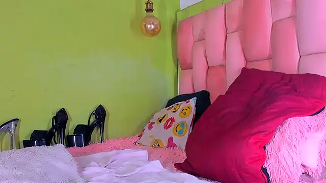 Snapshot of the_queen_aleja chatting on December 27, 4:58 am the queen aleja online show from December 27, 4:58 am