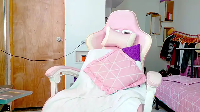 the queen aleja online show from March 29, 2:06 pm