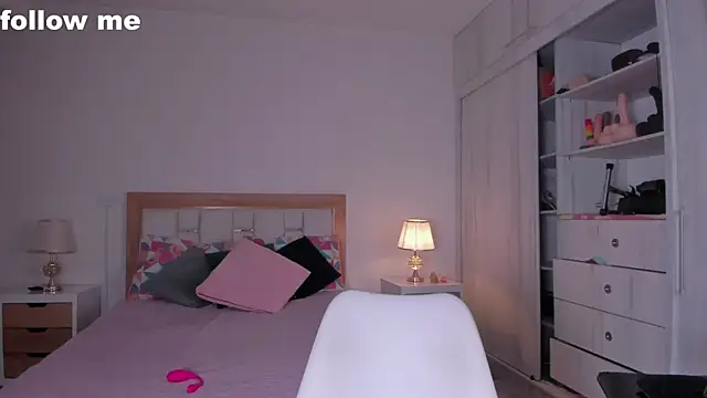 mia hank online show from December 17, 11:39 am