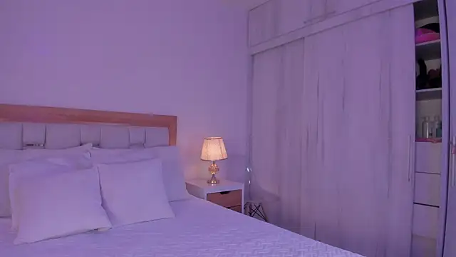 mia hank online show from February 25, 11:42 am