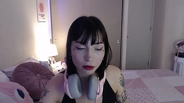 Snapshot of latinpetit chatting on March 15, 1:52 am latinpetit online show from March 15, 1:52 am