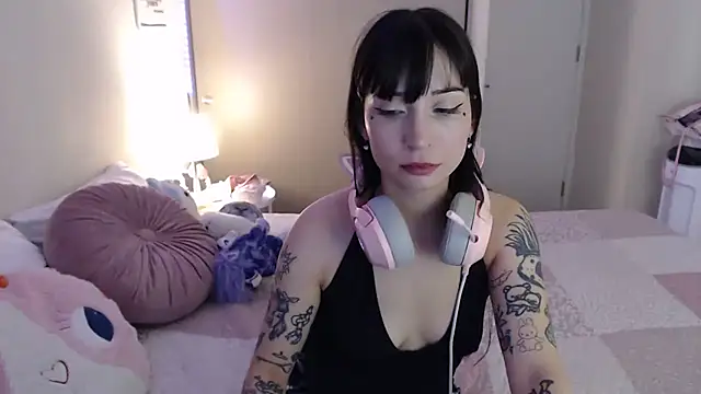 Snapshot of latinpetit chatting on March 15, 4:57 am latinpetit online show from March 15, 4:57 am