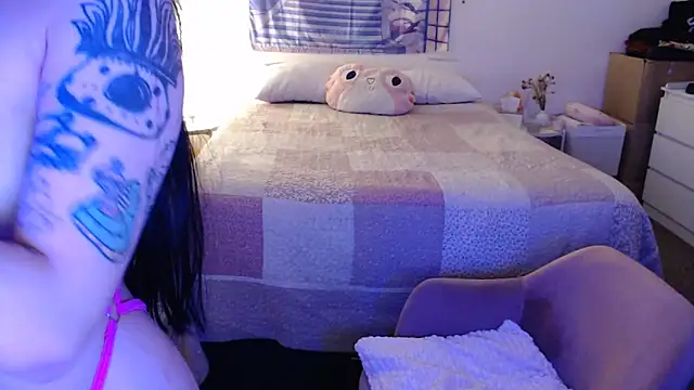 Snapshot of latinpetit chatting on November 19, 2:11 am latinpetit online show from November 19, 2:11 am